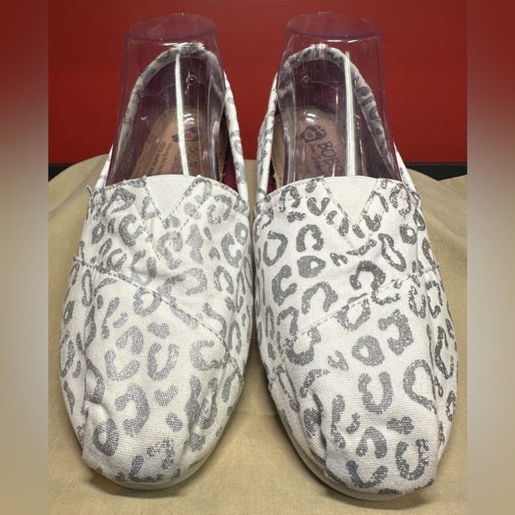 Bobs by Skechers Canvas Flats White & Silver Metallic Animal Print Women’s Sz 9 - Picture 1 of 12